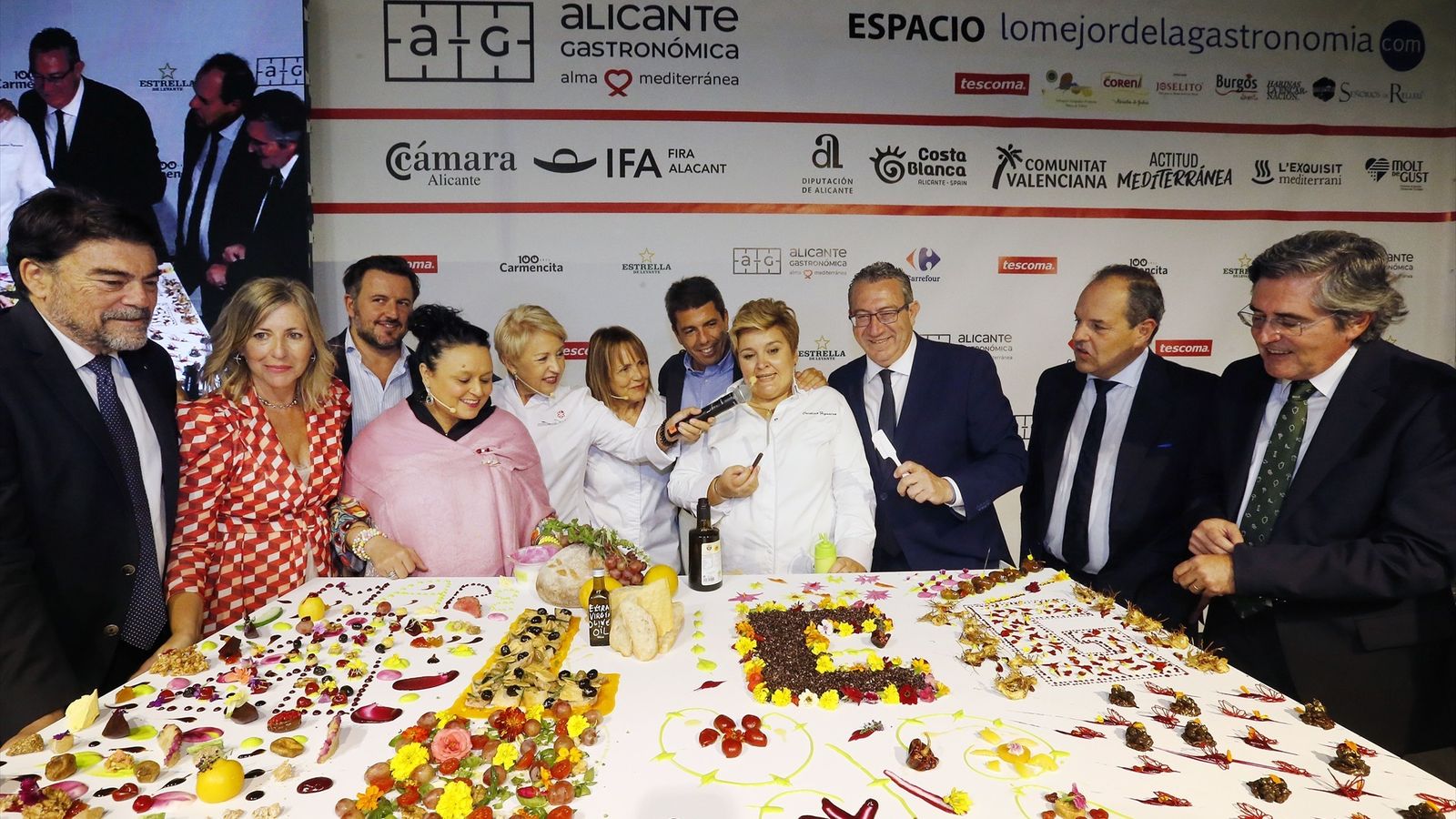 Les xefs Najat Kaanache, María José San Román, Susi Díaz i Cristina Figueira juntament amb les autoritats que han acudit a la inauguració