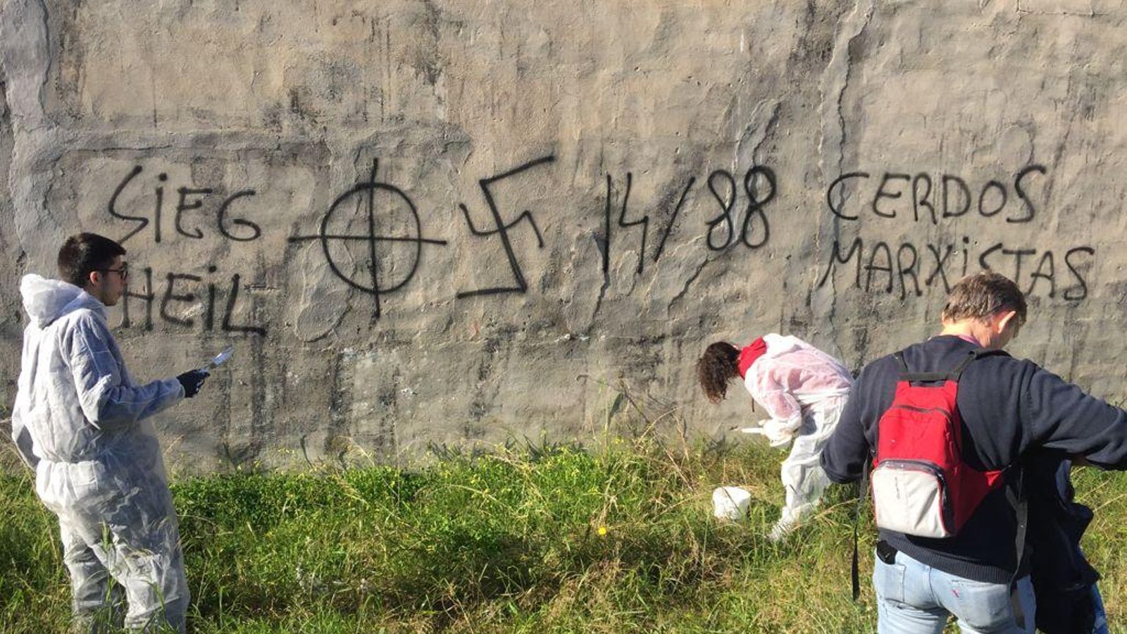 Antifeixistes esborrant pintades nazis a Carcaixent