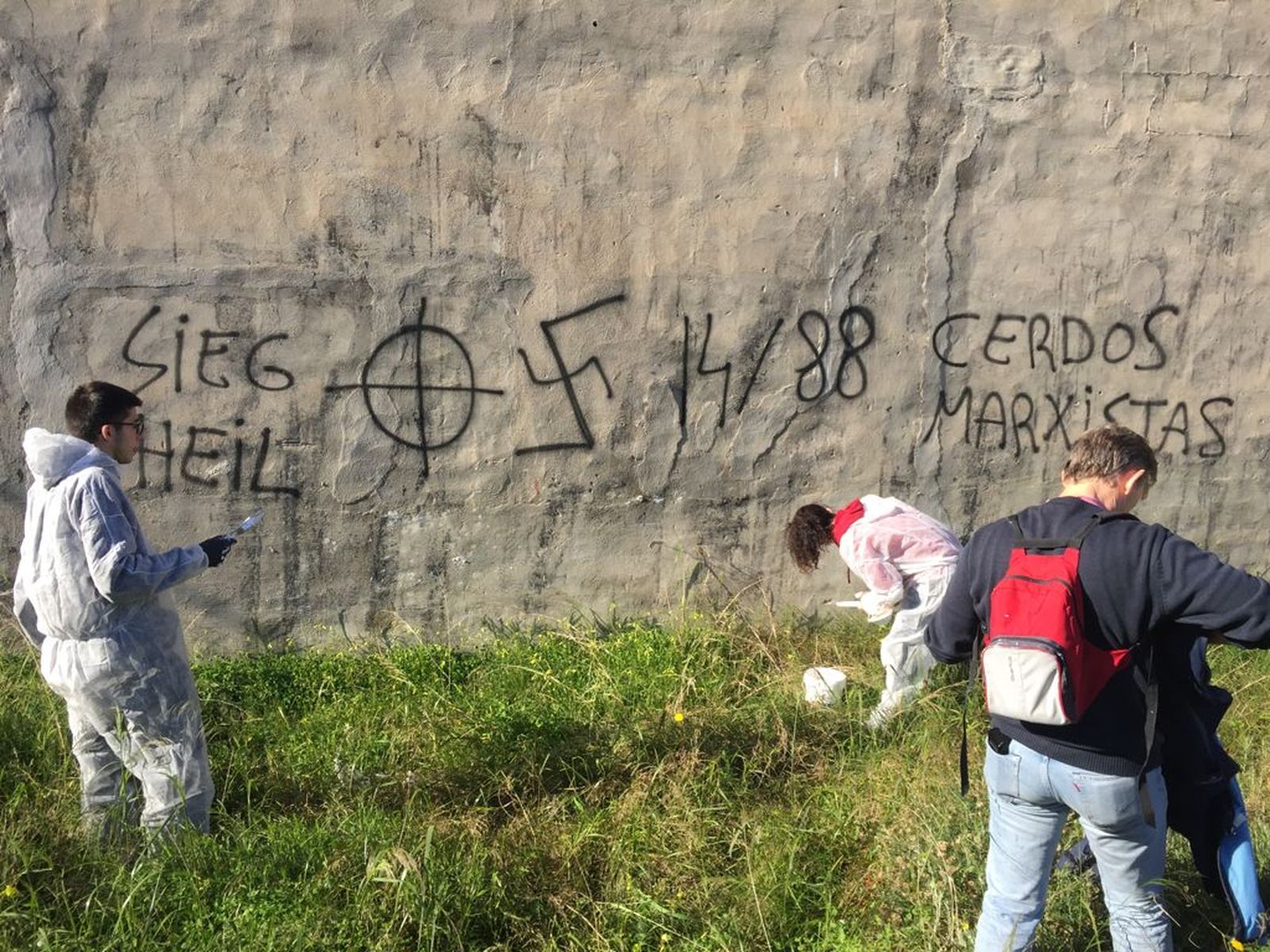 Antifeixistes esborrant pintades nazis a Carcaixent