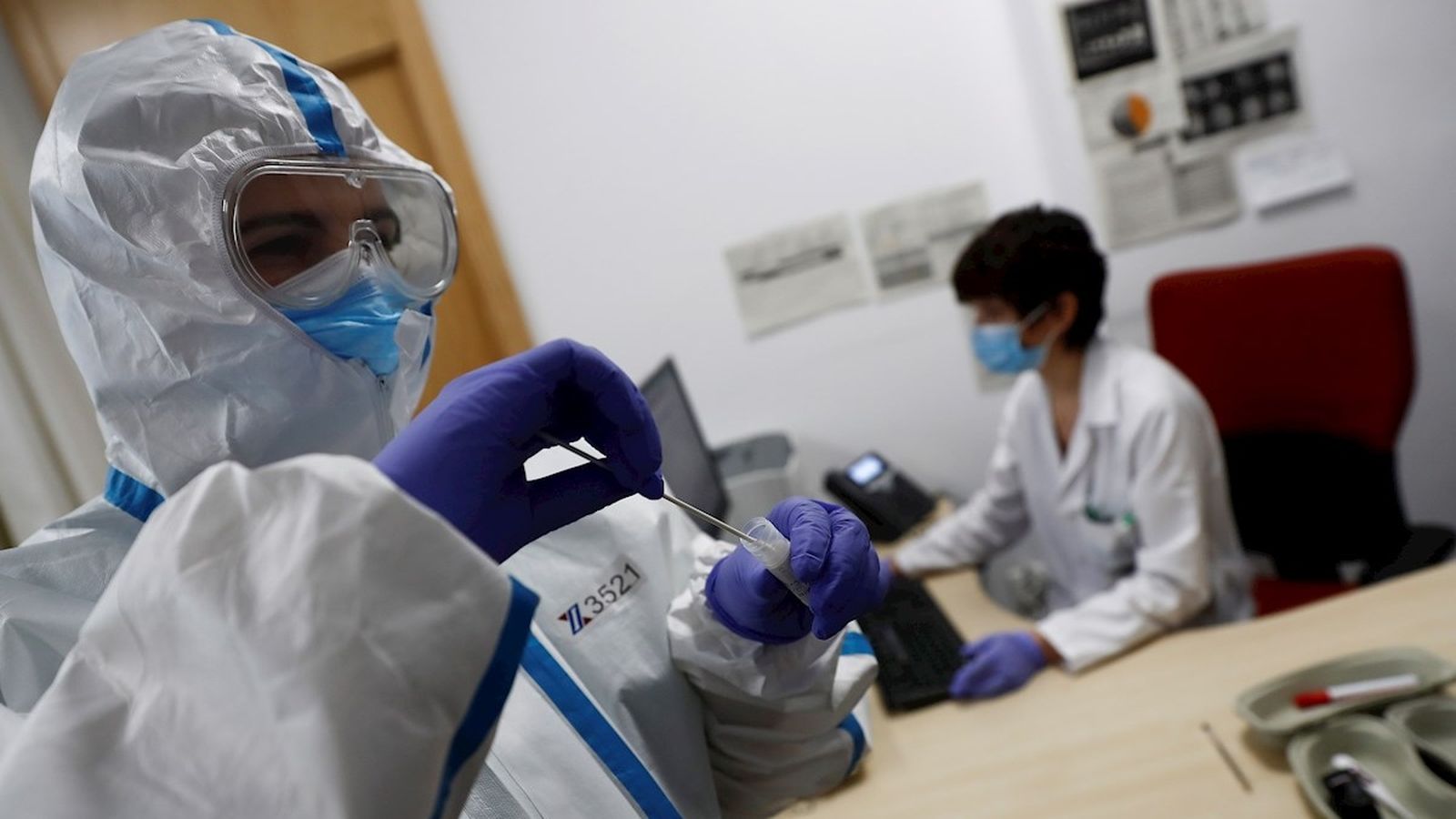 Un sanitari fent un test de coronavirus