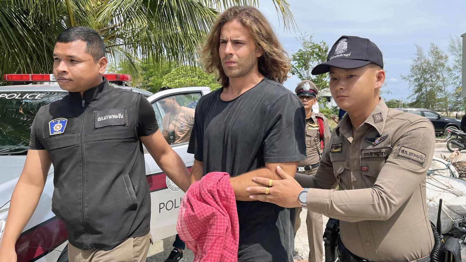Daniel Sancho, escortat per la Policia de Tailàndia en el moment de la detenció Daniel Sancho, escortat per la Policia de Tailàndia en el moment de la detenció