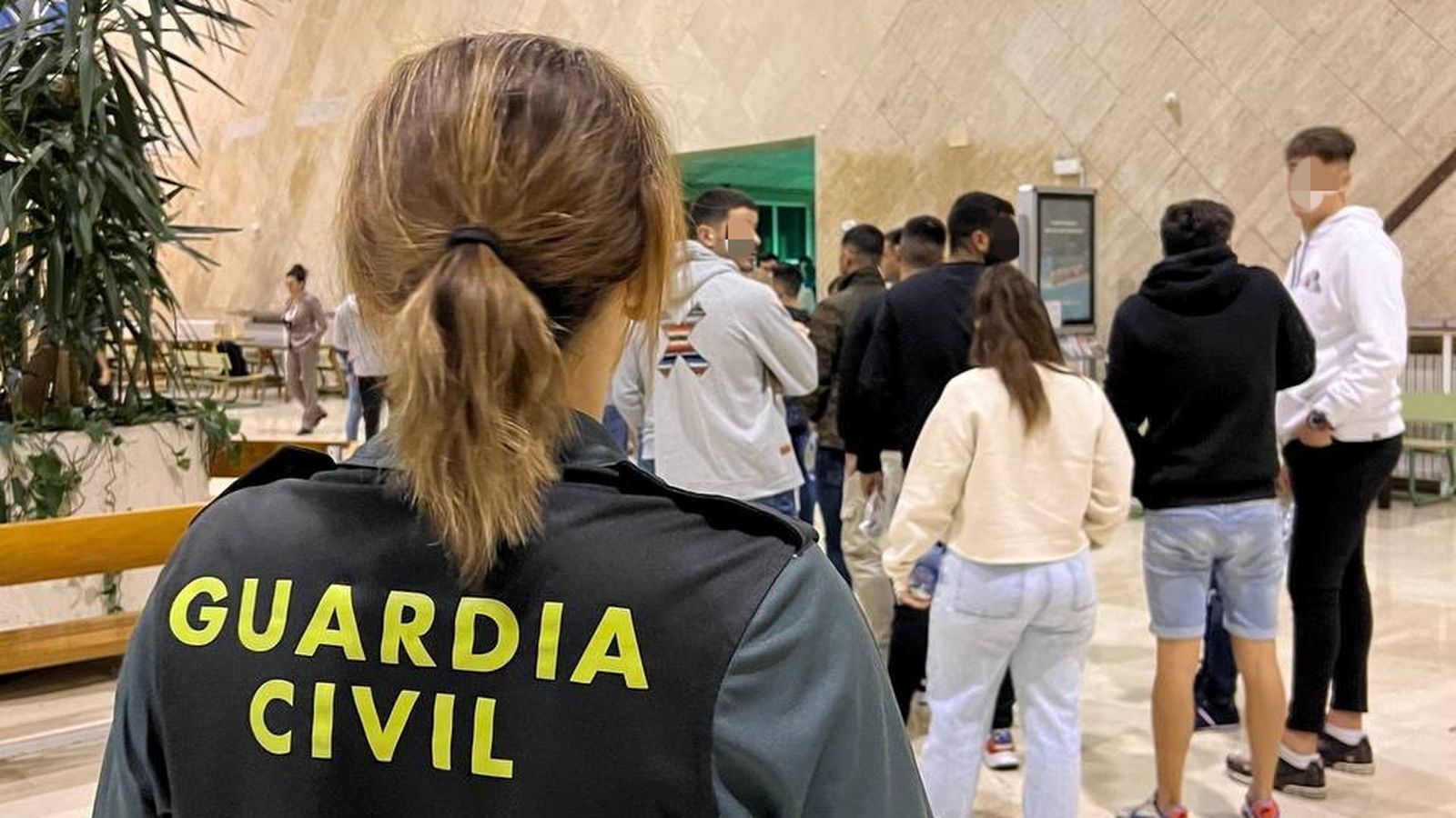 Una agent de la Guàrdia Civil a un dels punts a on es realitze proves d'accés al cos