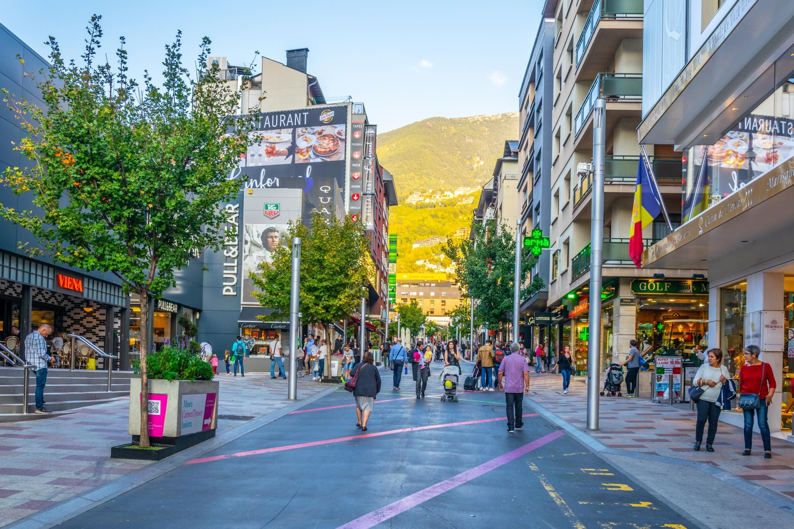 Imatge d'un dels carrers comercials d'Andorra