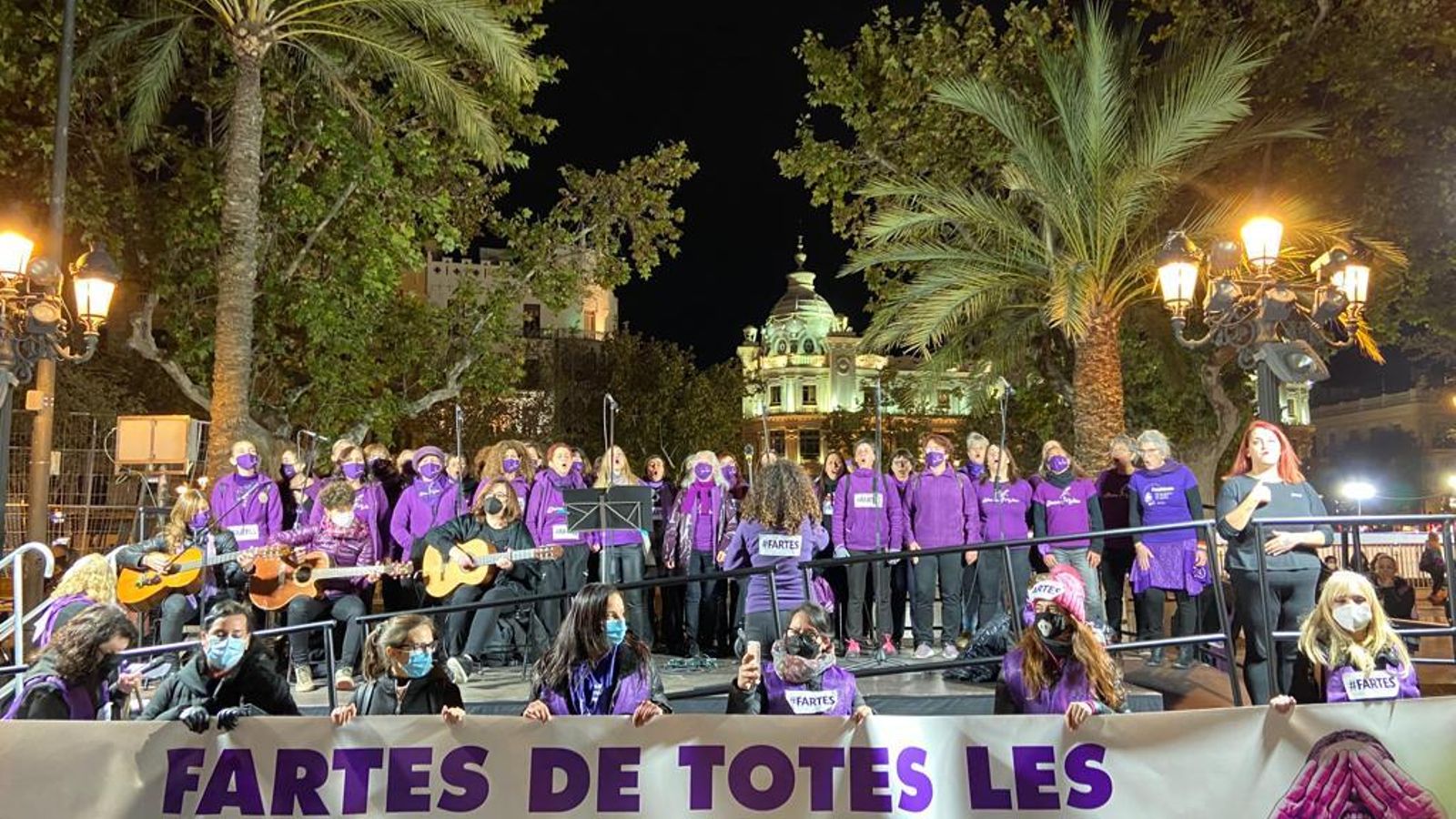 Un grup de dones actuen durant la manifestació del 25N a la plaça de l'Ajuntament de València