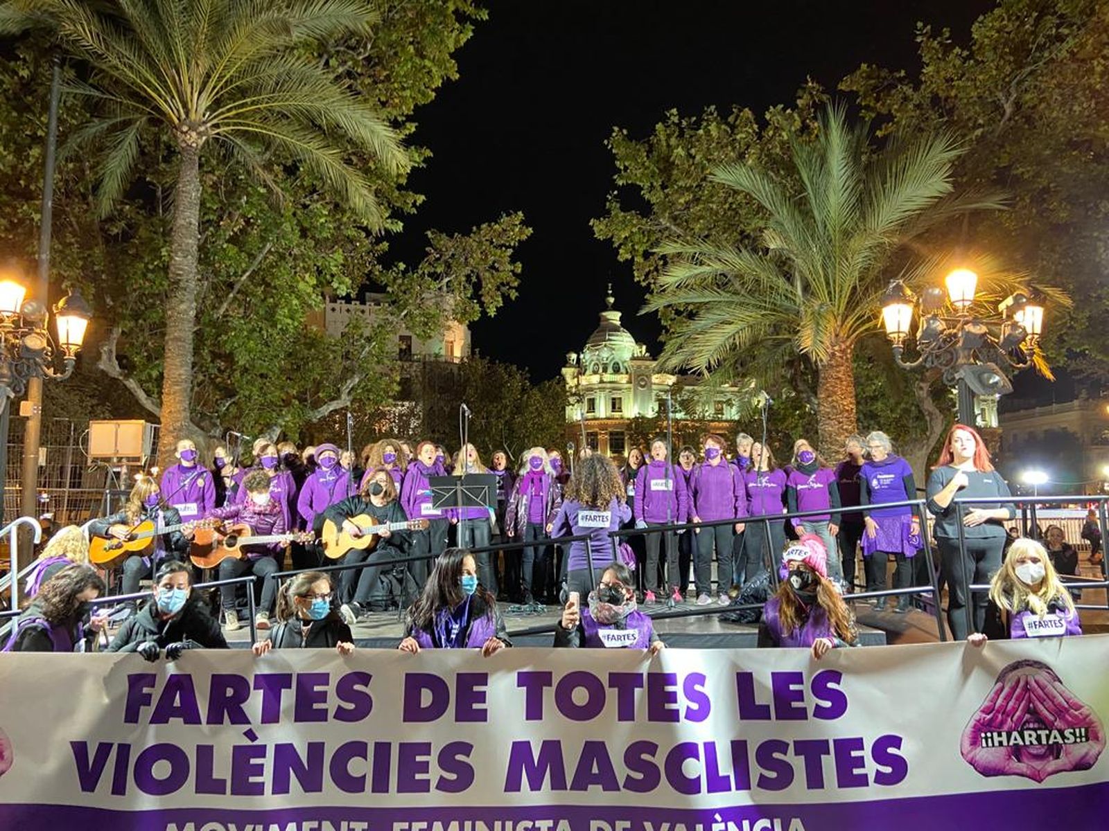 Un grup de dones actuen durant la manifestació del 25N a la plaça de l'Ajuntament de València