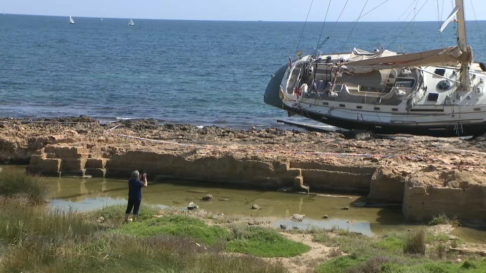 El vaixell encallat a Xàbia es convertix en atractiu turístic