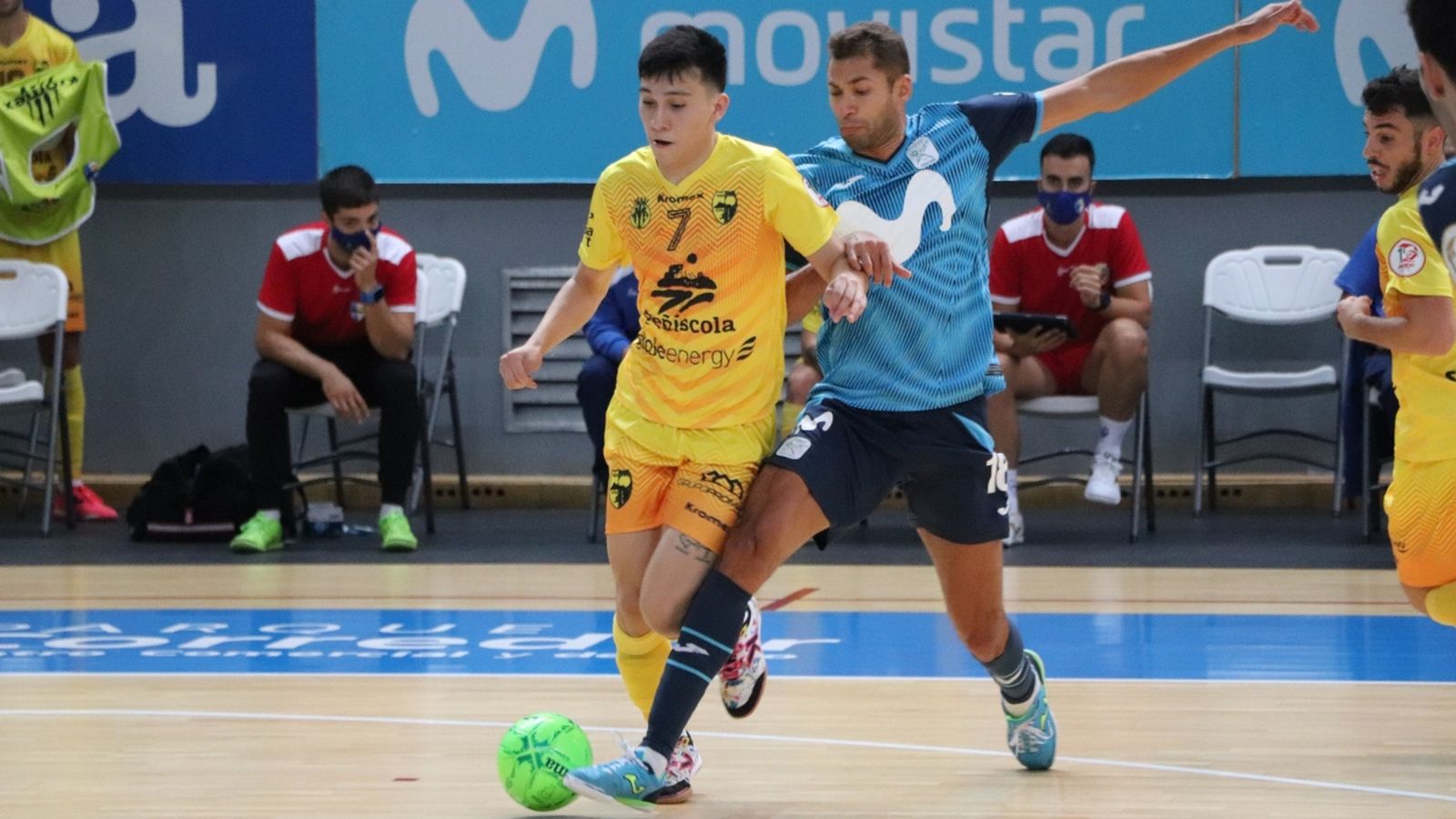 Luciano Gauna lluita per una pilota amb un jugador de l'Inter Movistar