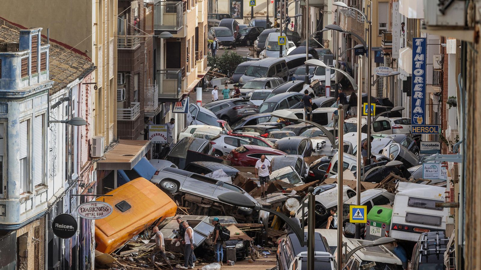 Desenes de vehicles apilats en un carrer de Sedaví en els dies inmediatament posteriors a la DANA
