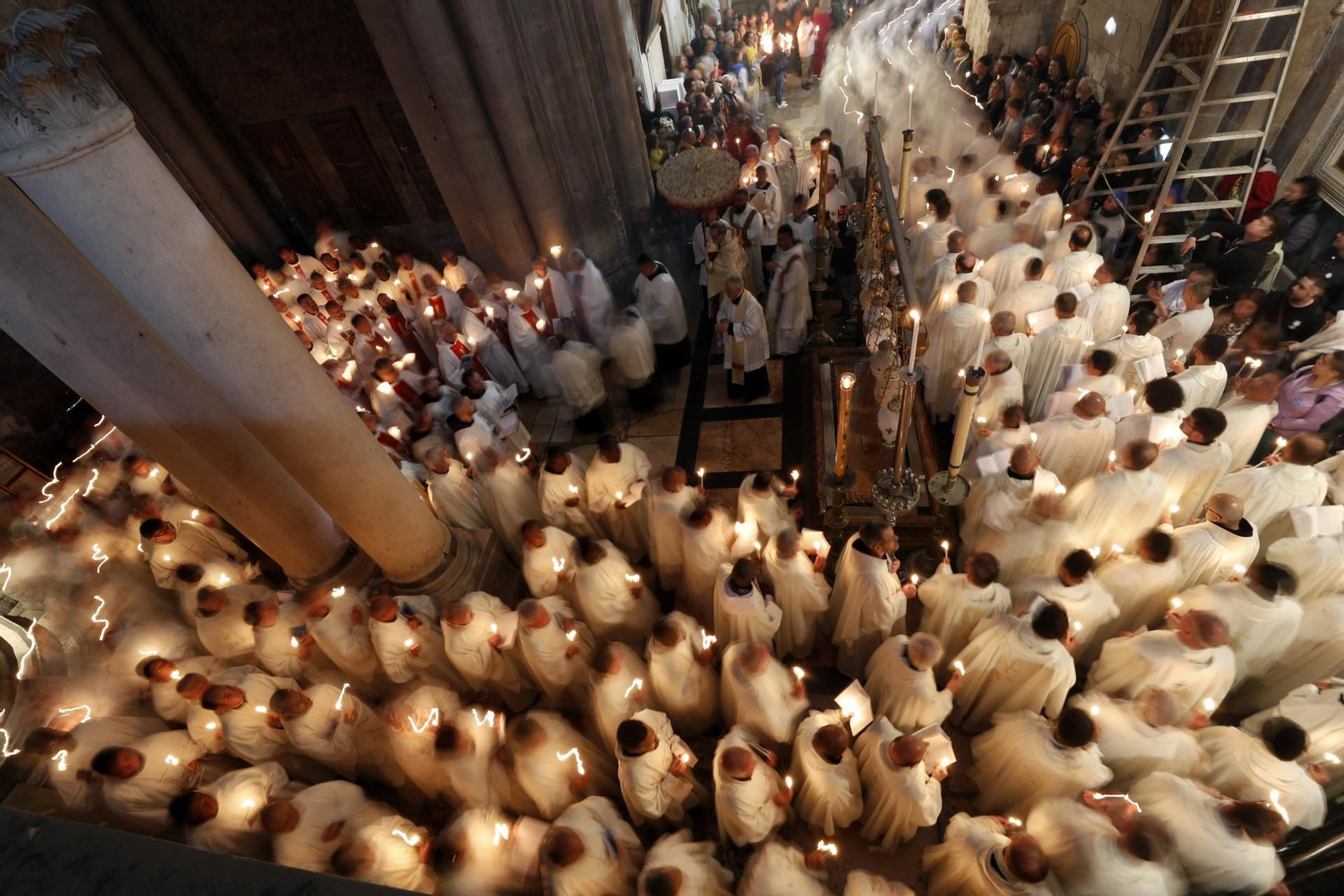 Clergues llatins participen a la processó del Dijous Sant, durant la cerimònia catòlica del rentat de peus de Setmana Santa de Pasqua (6 d'abril de 2023)