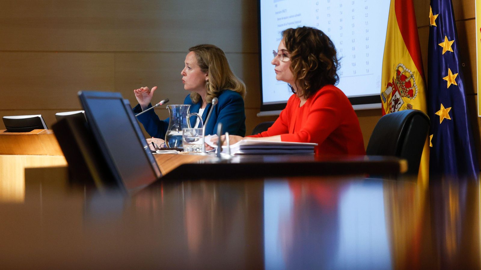 La ministra Calviño, a l'esquerra, junt a la seua companya de govern, María Jesús montero, en la compareixença sobre les previsions de creixement macroeconòmic que han fet aquest divendres