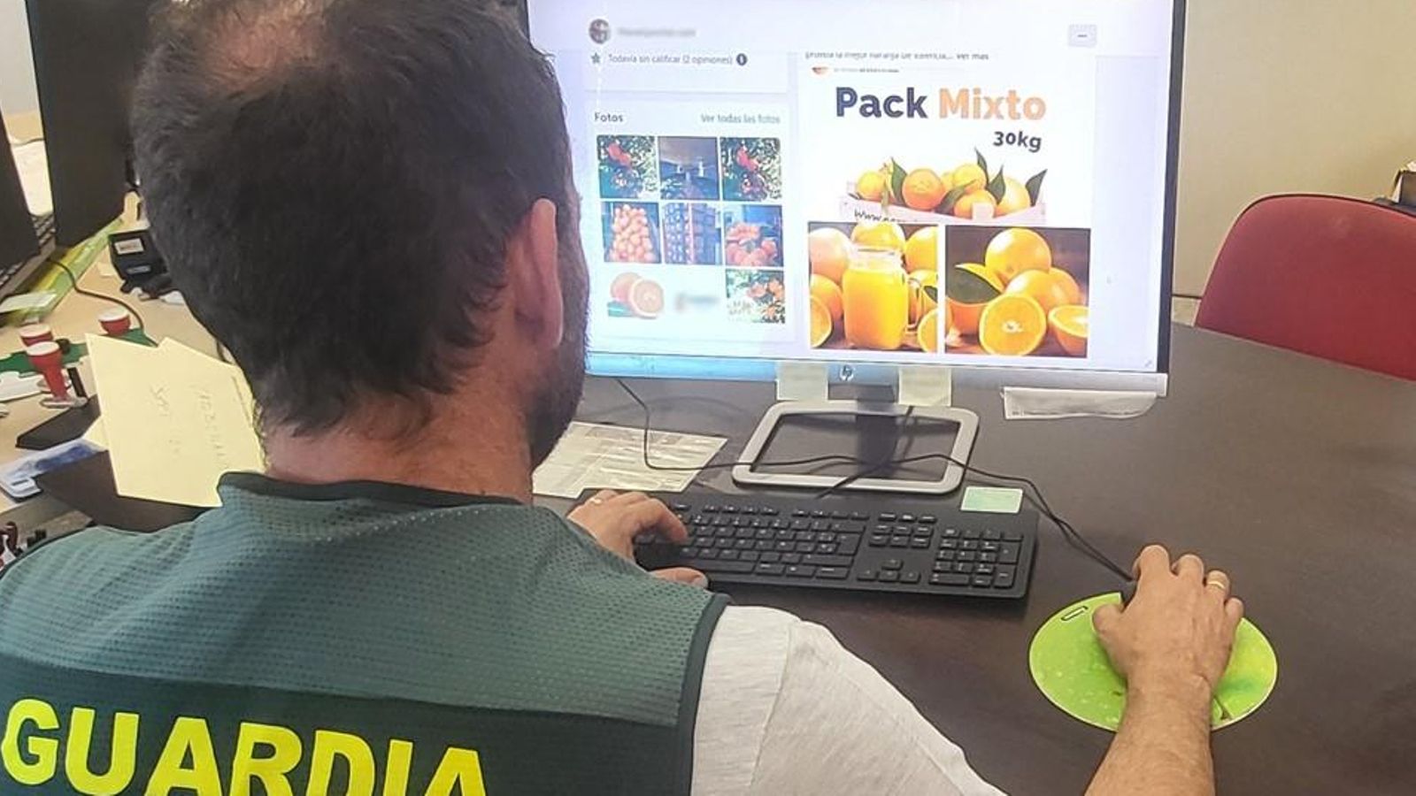 La Guàrdia Civil durant l'investigació de l'estafa