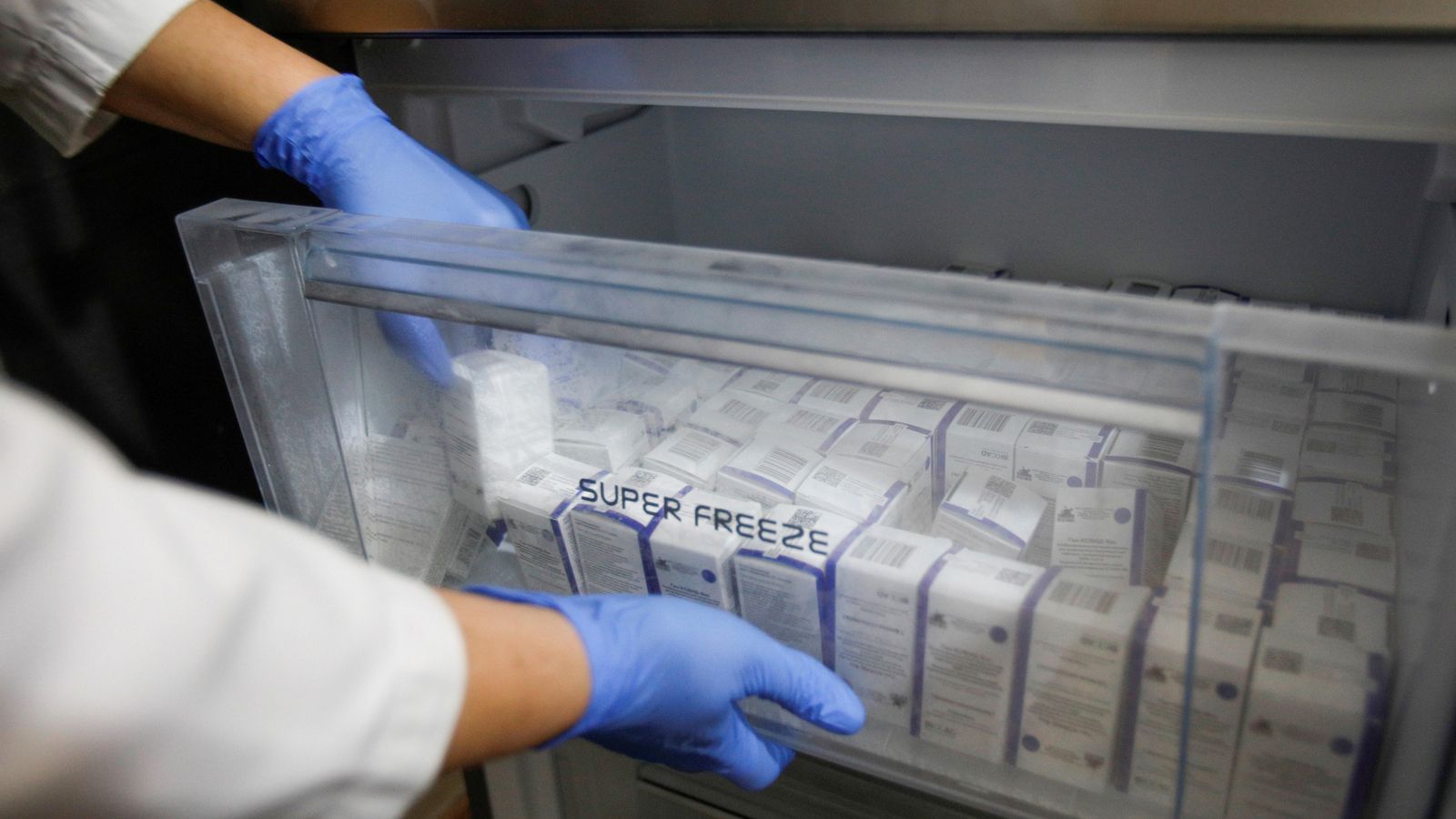 Personal sanitari prepara una dosi de la vacuna contra el coronavirus Personal sanitari prepara una dosis de la vacuna contra el coronavirus