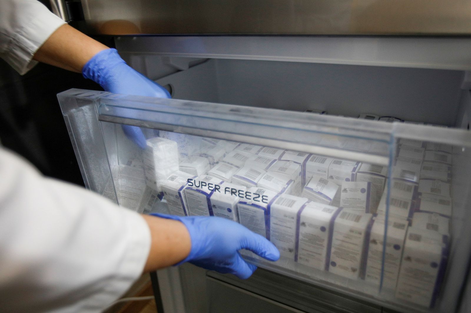 Personal sanitari prepara una dosis de la vacuna contra el coronavirus