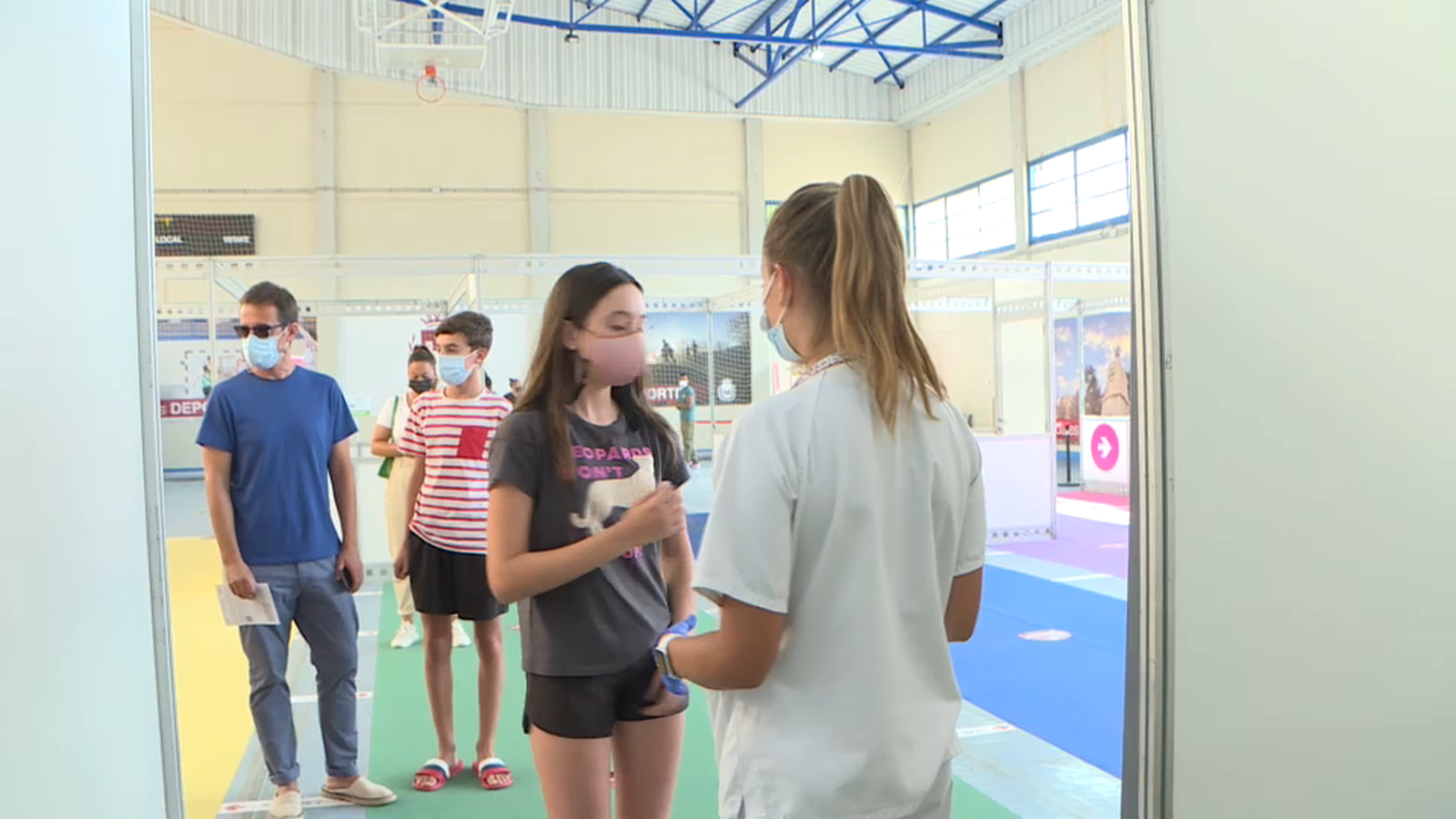 Un grup de joves a un punt de vacunació