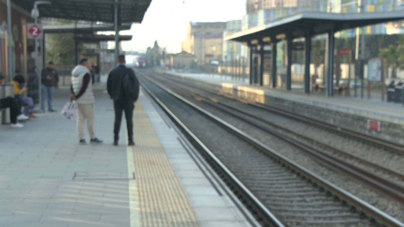 Passatagers esperant el tren este divendres a l'estació