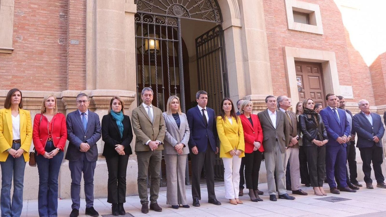 El Consell, reunit a Castelló de la Plana, en la concentració de silenci en record de les tres persones que van morir en l'incendi de la Vila Joiosa
