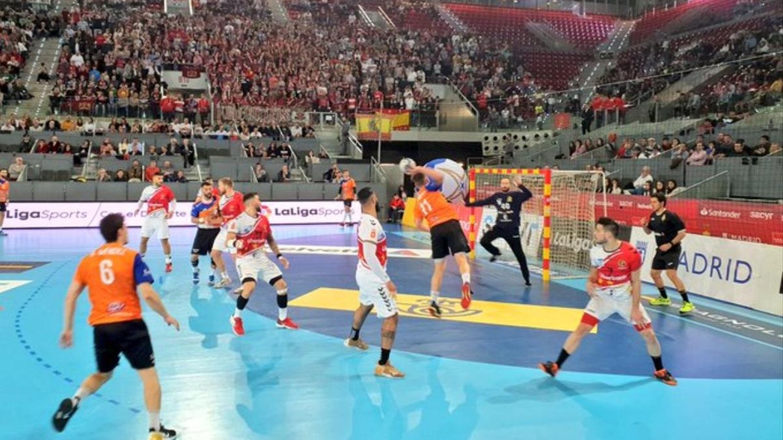 Un moment del partit entre Benidorm i Conca