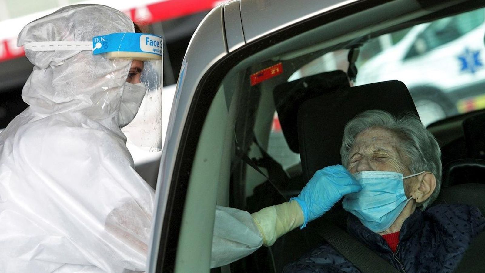 Una sanitària pren una mostra per a una prova PCR en l'hospital de Gandia