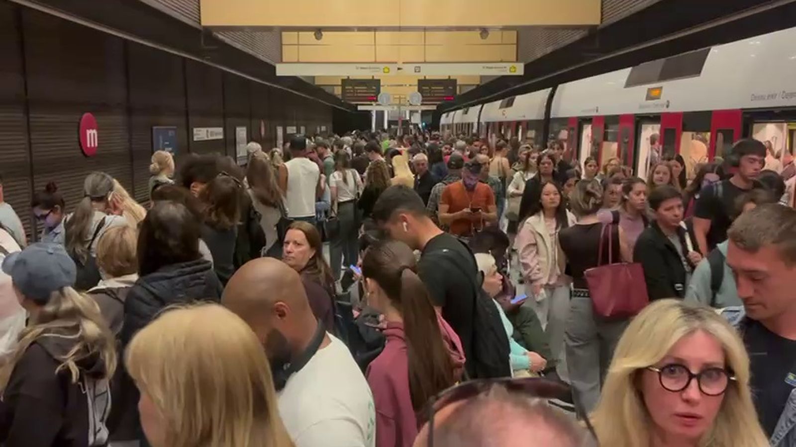 L'estació d'Àngel Guimerà de València, de gom a gom este dijous de matí