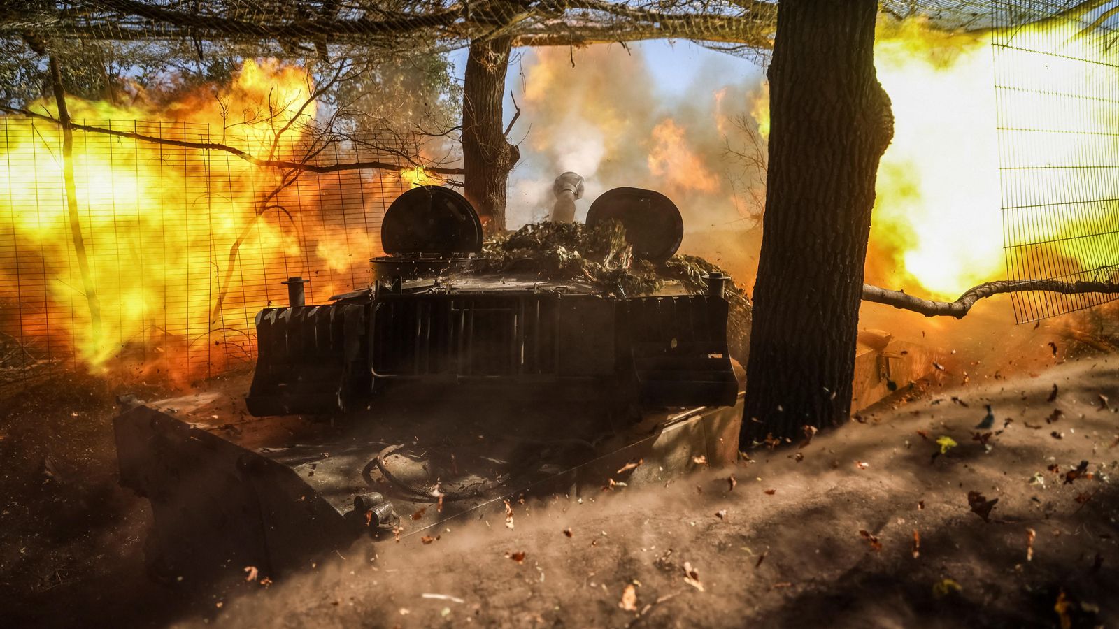 Un tanc ucraïnés respón a un atac rus en la regió de Donetsk