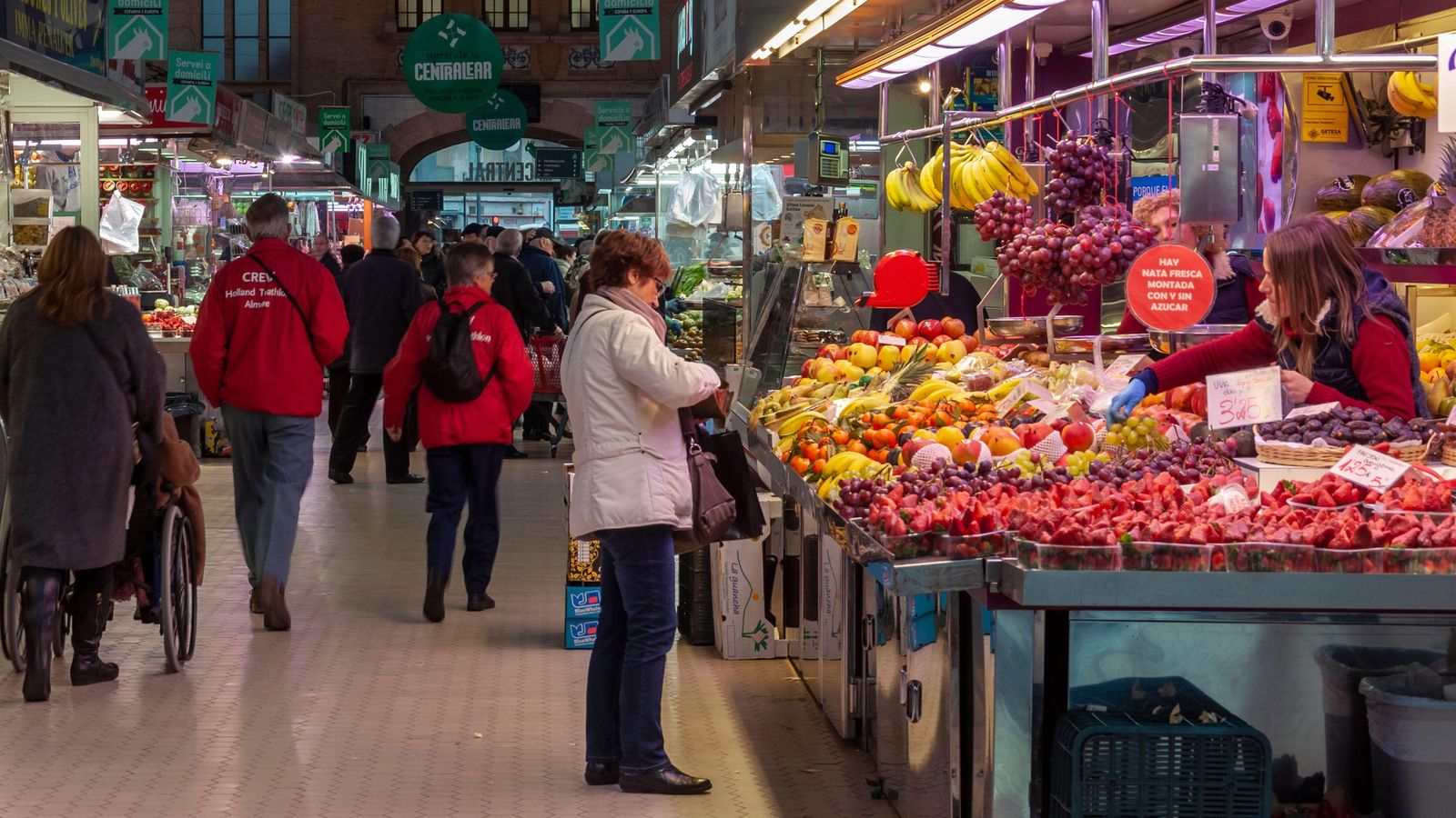 Una parada de fruita en el Mercat Central de València
