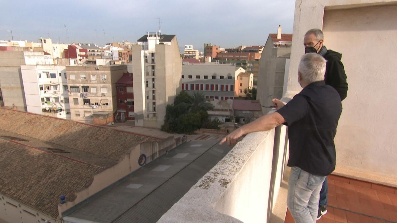 El veïnat del barri de Saïdia mostra a un equip d'À Punt Notícies l'espai que ocuparia l'hotel