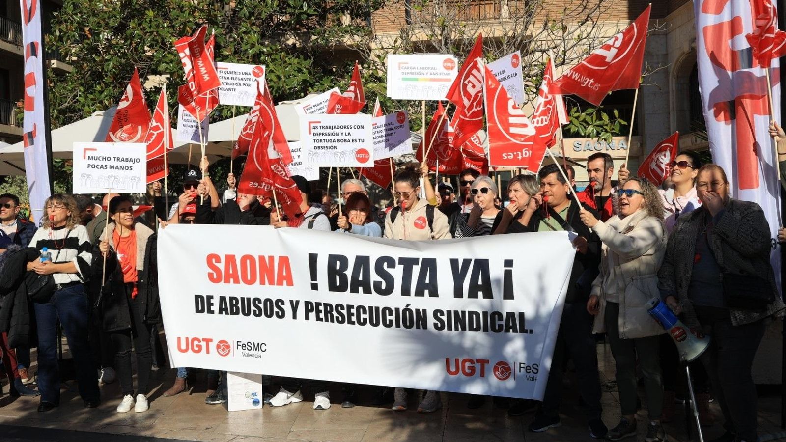 Els treballadors i treballadores de Saona es manifesten davant del restaurant de la plaça de la Verge, a València