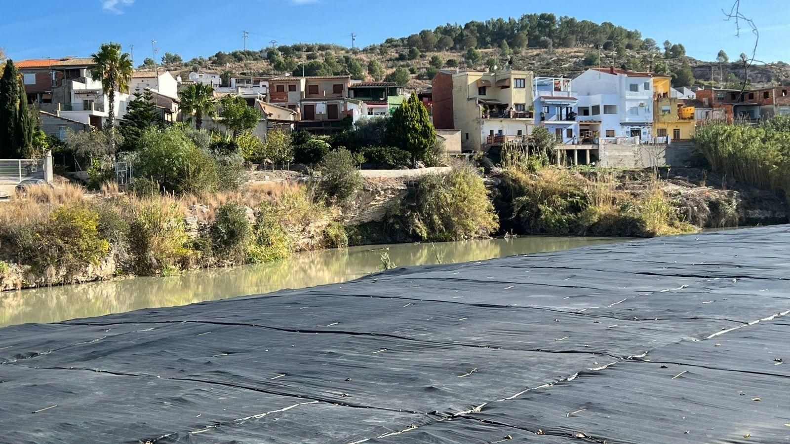 El tram final del riu Albaida, amb les vores cobertes amb la lona que evitarà que tornen a crèixer canyes invasores