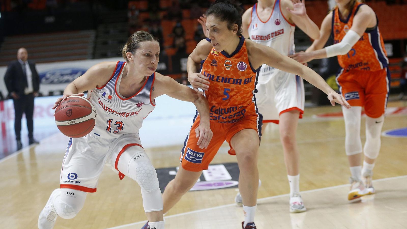 Cristina Ouviña durant el partit contra el Lilla Métropole a la Fonteta