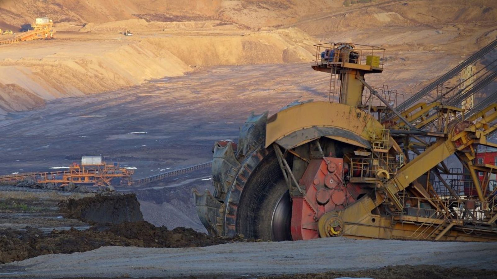 4.000 treballadors atrapats en una mina de platí a Sud-àfrica