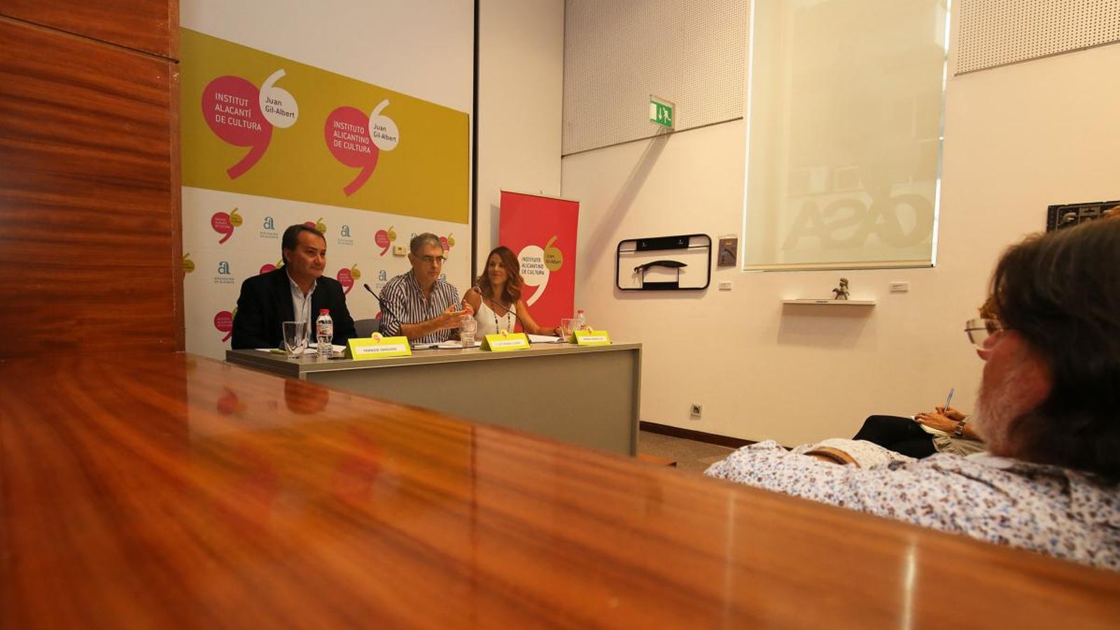 El director del Teatre Principal d'Alacant, Francesc Sanguino, i el de l'IAC Juan Gil-Albert, José Ferrándiz