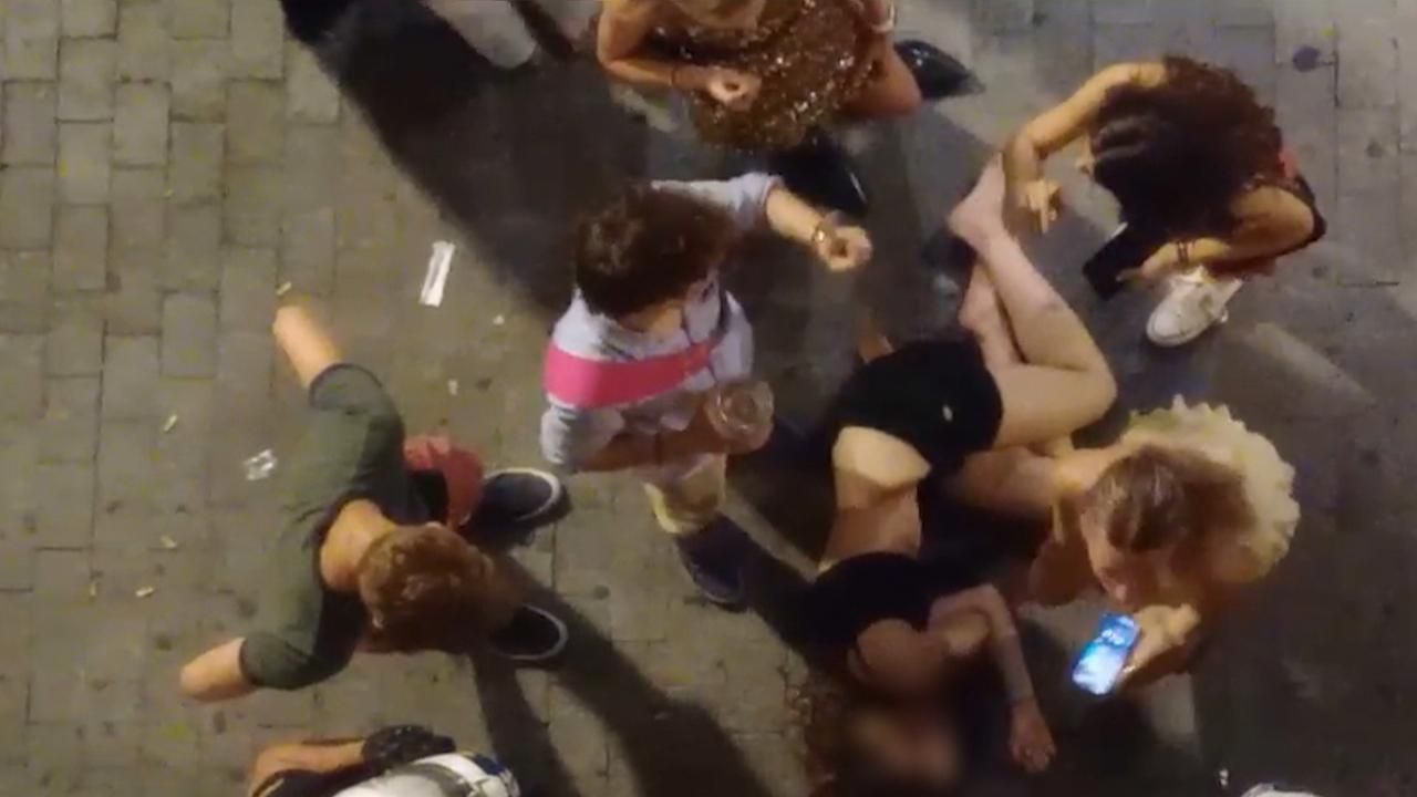 Imatges gravades pel veïnat d'Alacant on es veu una jove amb un coma etílic