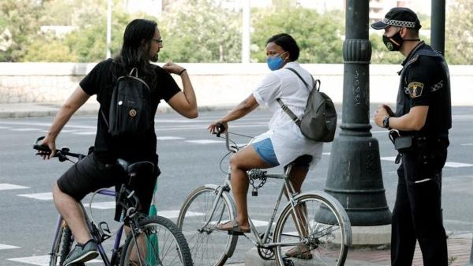 Un agent de policia local fa un control sobre l'ús de la mascareta a València
