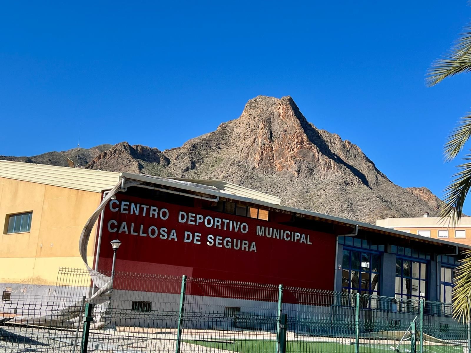 El vent ha arrancat el sostre del centre esportiu municipal de Callosa de Segura