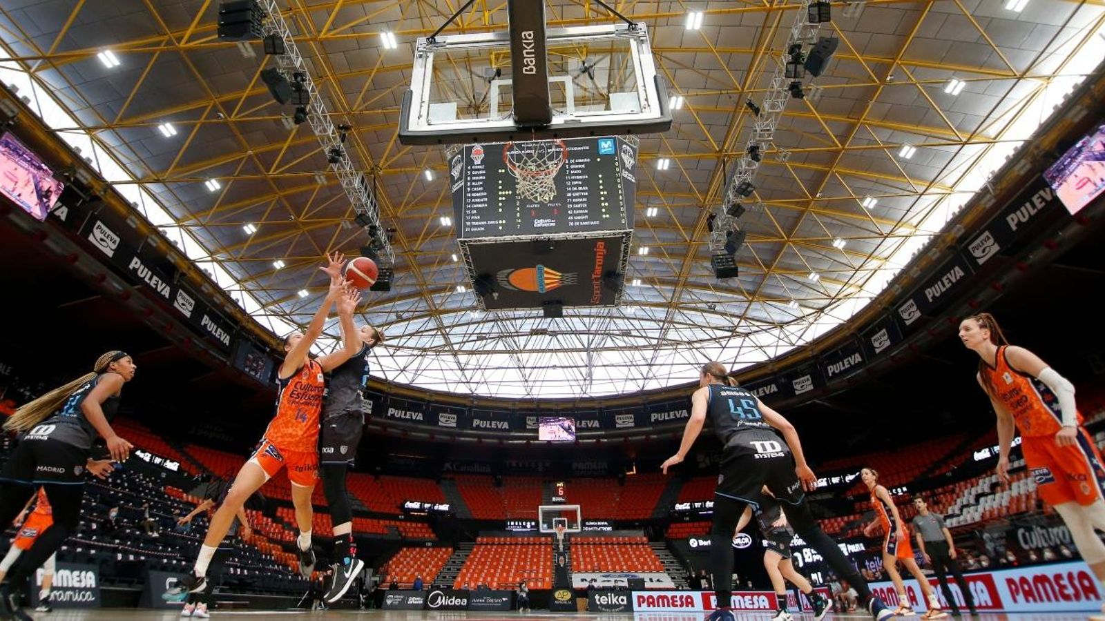 Raquel Carrera fa un llançament a cistella