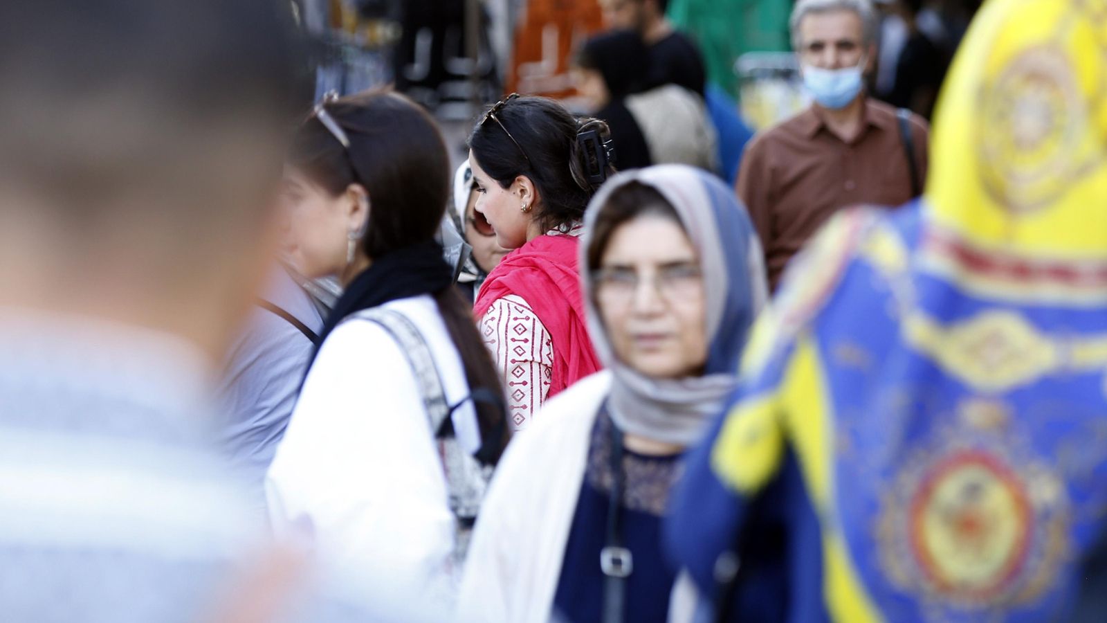 Una dona iraniana sense vel als carrers de Teheran