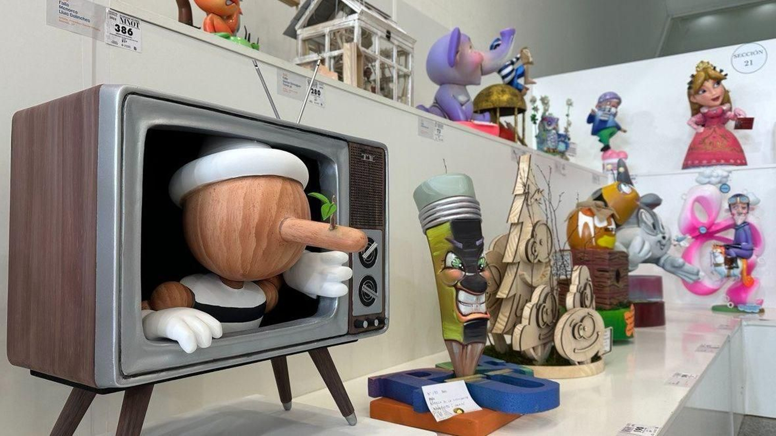 Els representants infantils de les comissions acudeixen aquesta vesprada a la Ciutat de les Arts per a emportar-se els ninots