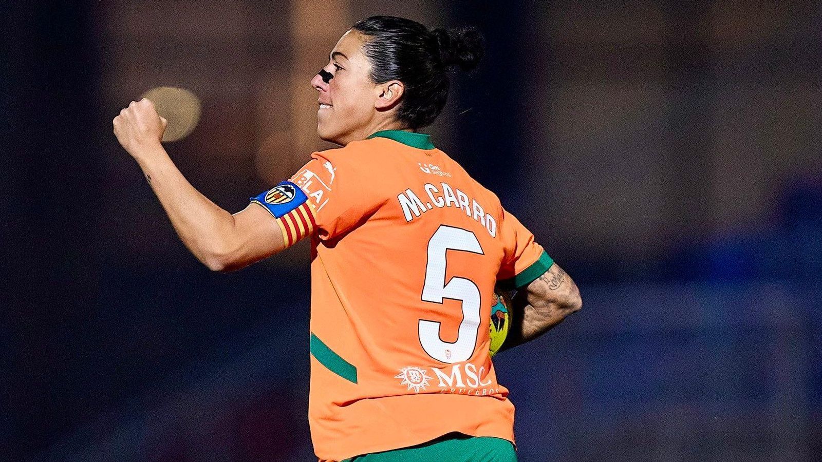 Marta Carro celebra el gol de l'empat