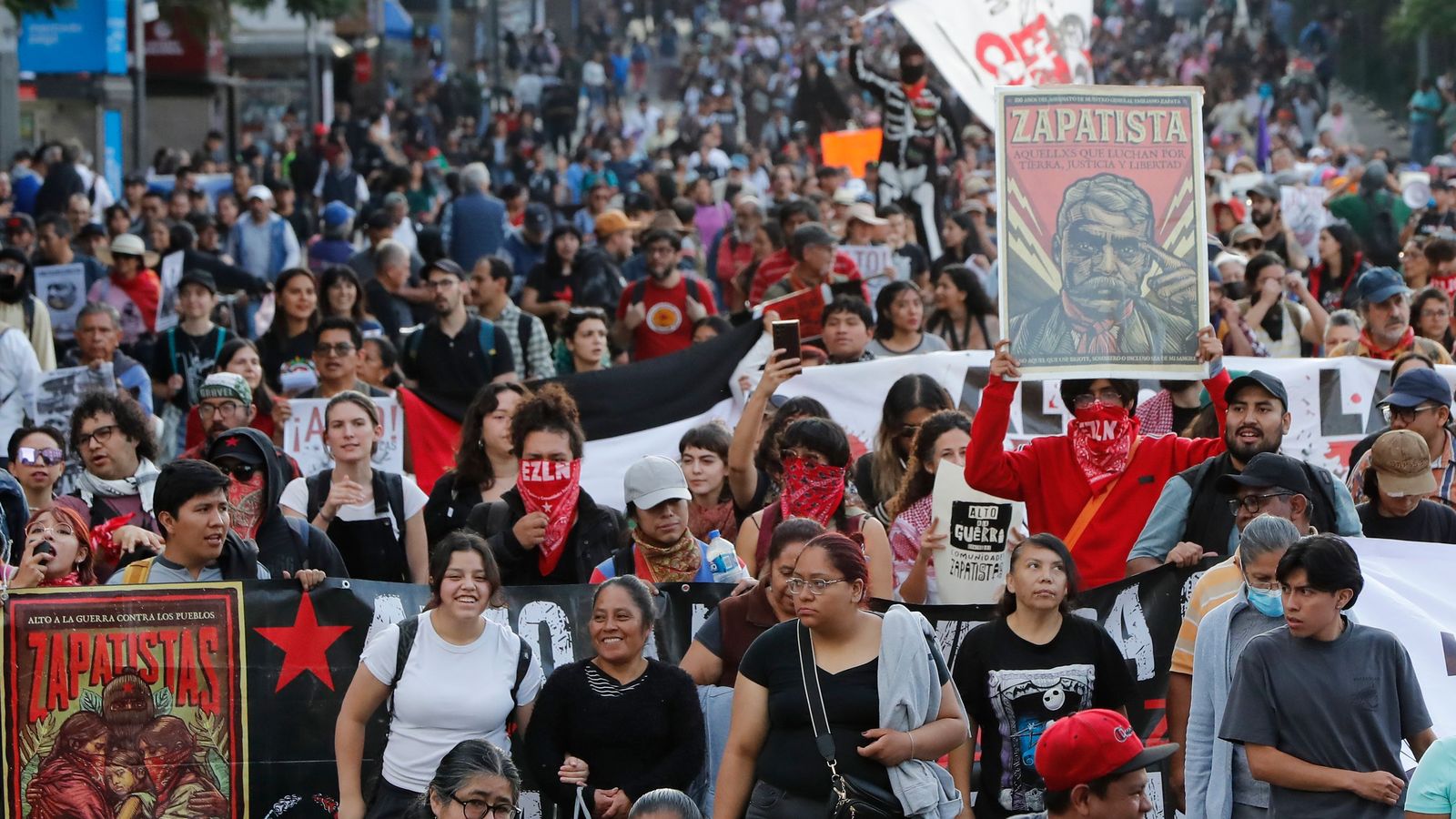 Organitzacions de zapatistes protesten a Ciutat de Mèxic contra la violència a Chiapas