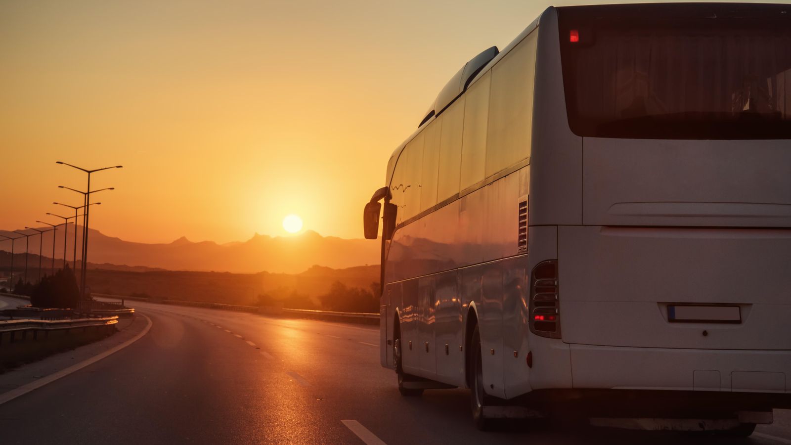 Un autobús recorre una carretera en una imatge d'arxiu