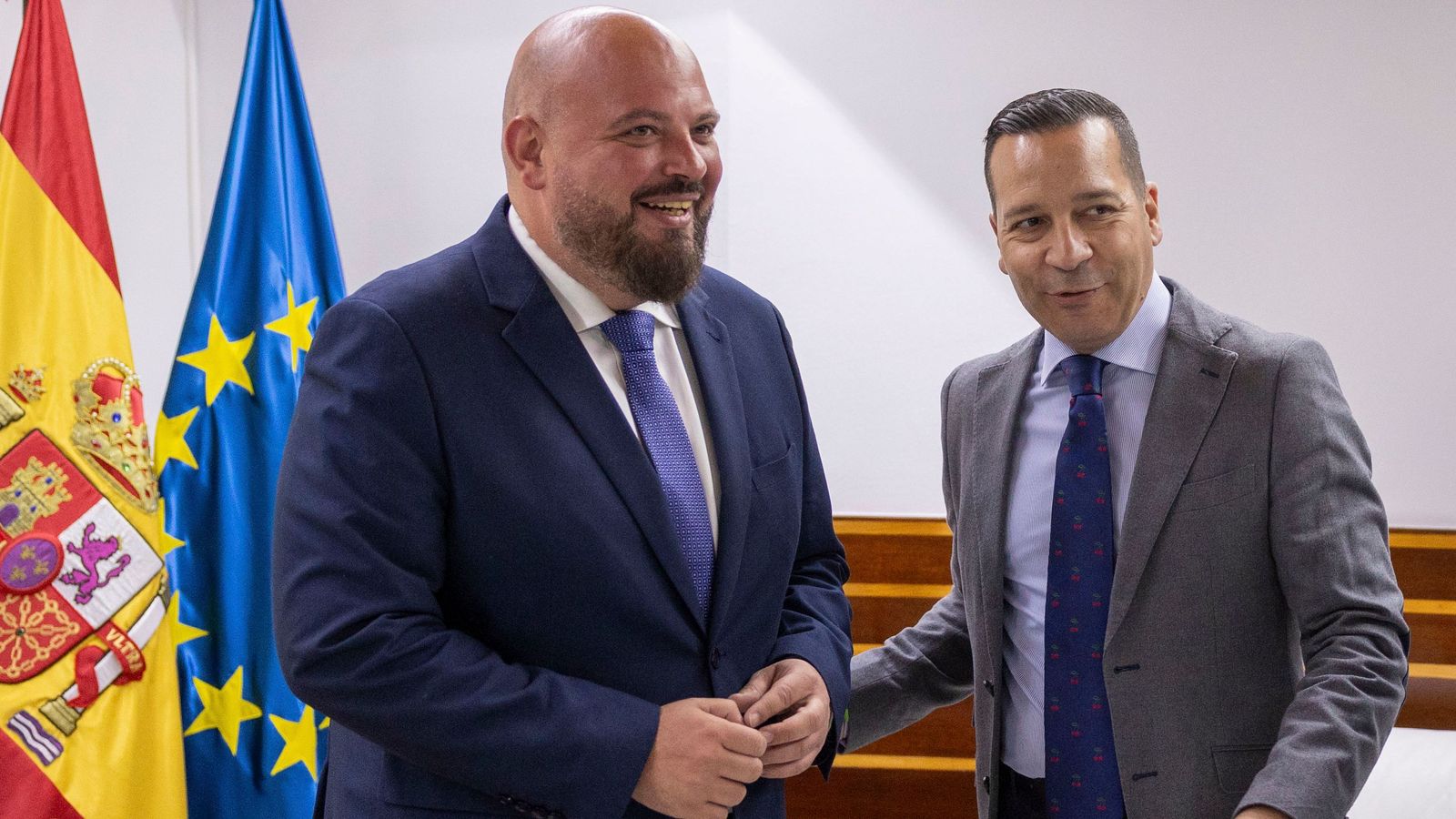 El president de l’Assemblea d’Extremadura, Manuel Naharro, amb el líder de Vox a Extremadura, Óscar Fernández Calle, este divendres