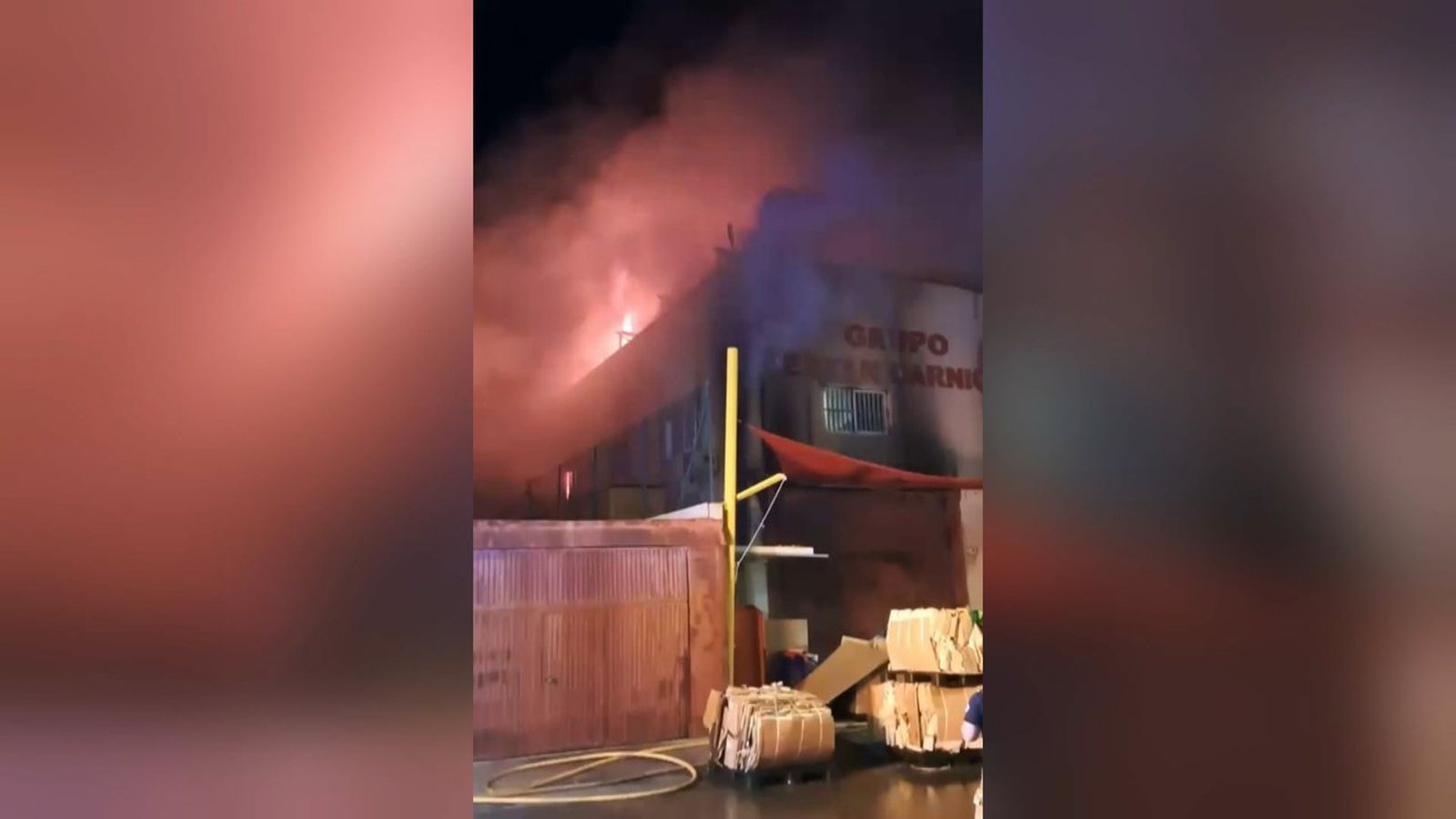Les flames cremen una nau industrial a Santa Pola