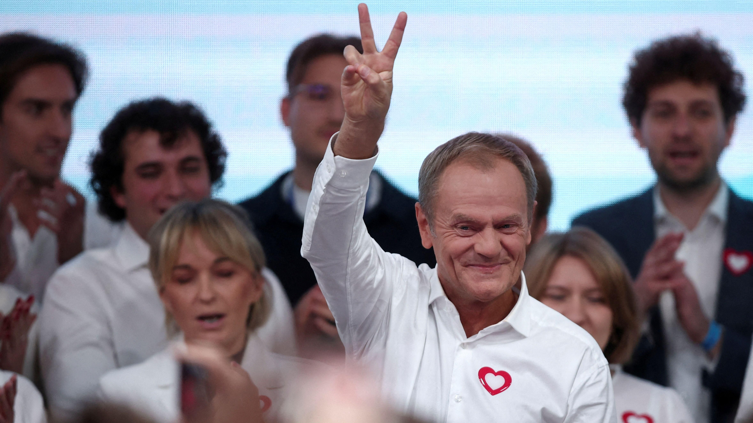 Donald Tusk, líder del grup de l'oposició més gran, Coalició Cívica, fa un gest de victòria després d'anunciar-se els resultats de les enquestes electorals Donald Tusk, líder del grup de l'oposició més gran, Coalició Cívica fa un gest de victòria després d'anunciar-se els resultats de les enquestes electorals
