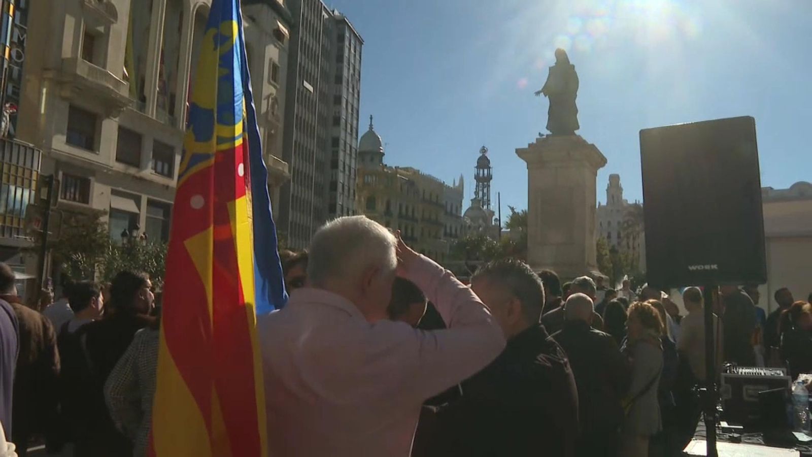 Concentració al costat de l'estàtua de Francesc de Vinatea a la plaça de l'Ajuntament de València