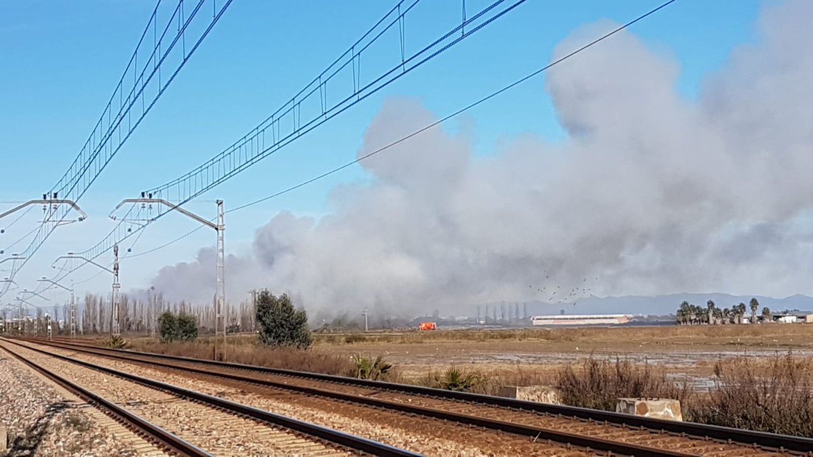 VÍDEO | Estabilitzat l\'incendi en una fàbrica abandonada a Sollana