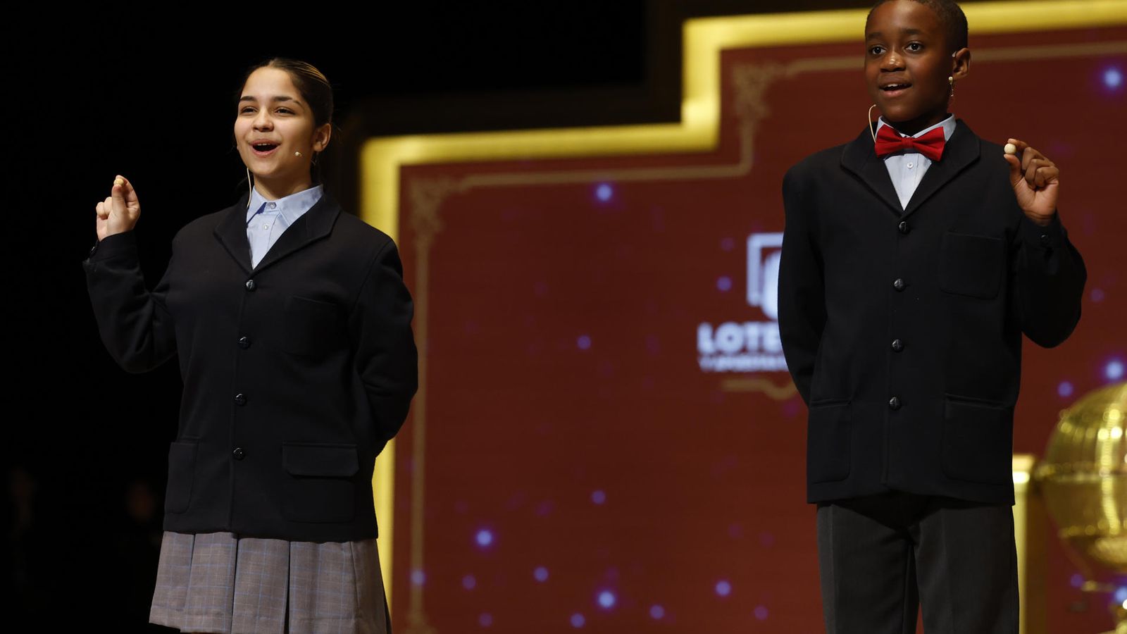 Els xiquets de San Idelfonso que han cantat el segon premi, el 70048, premiat amb 125.000 euros al dècim