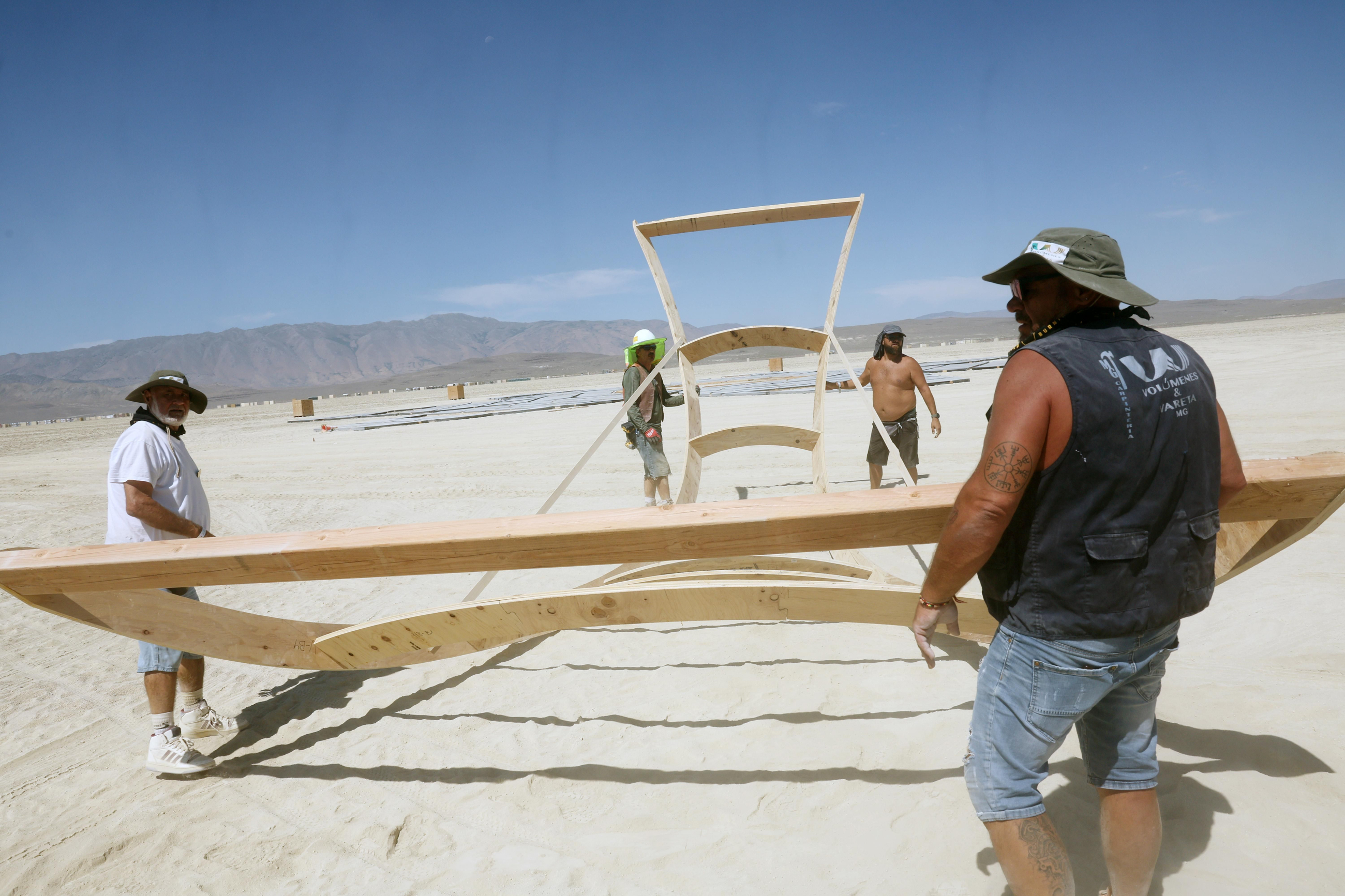 Un equip valencià construïx el temple del Burning Man al desert de Black Rock a Nevada / Michael Fox