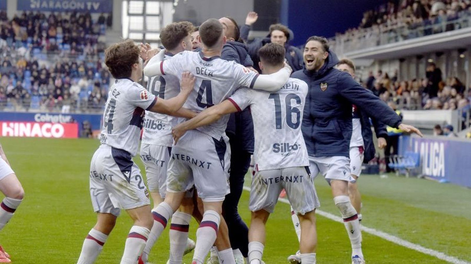 Els jugadors del Llevant celebren un dels gols