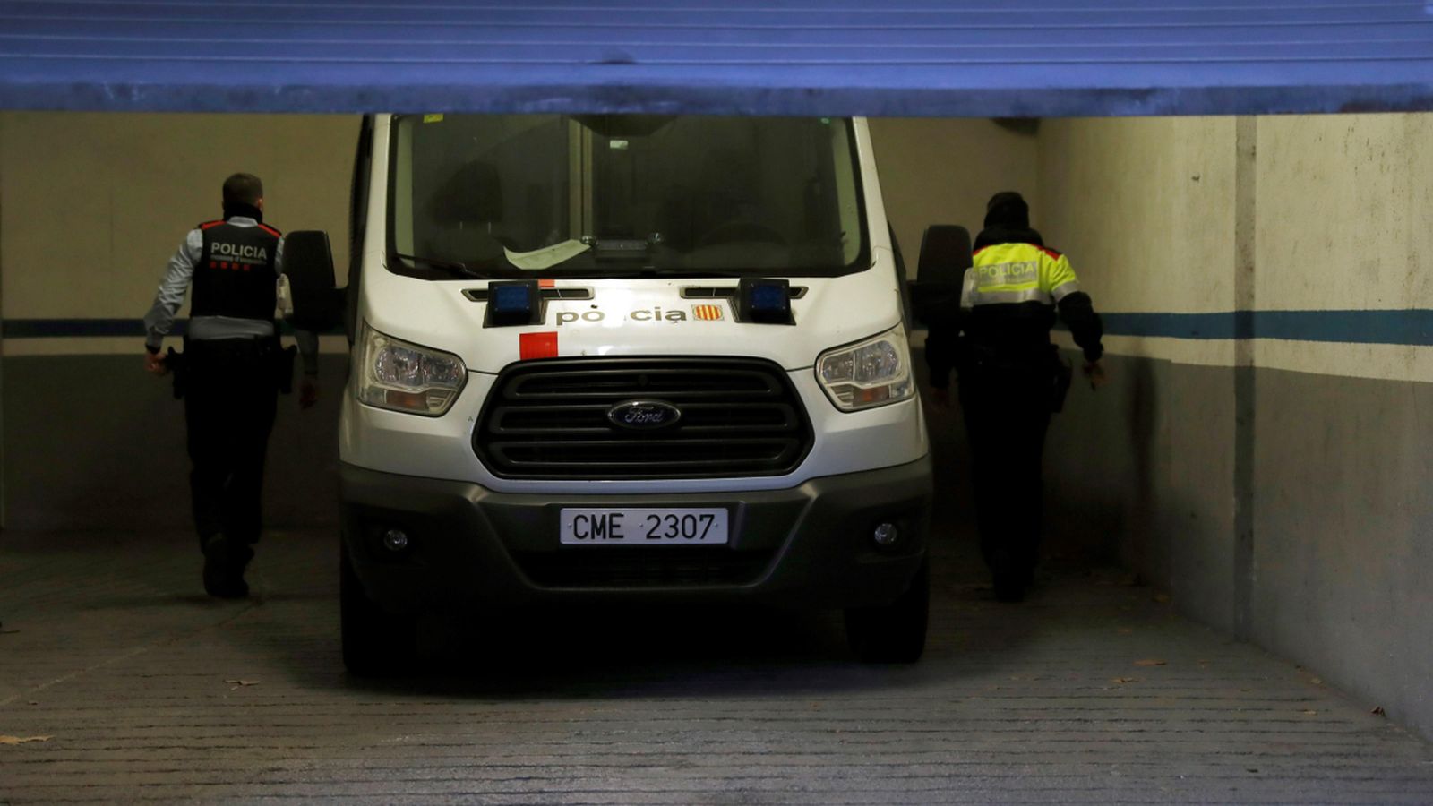 Els detinguts per la presumpta violació múltiple d'una jove de 18 anys a Sabadell arriben en un furgó dels Mossos d'Esquadra als jutjats | Toni Albir (EFE)