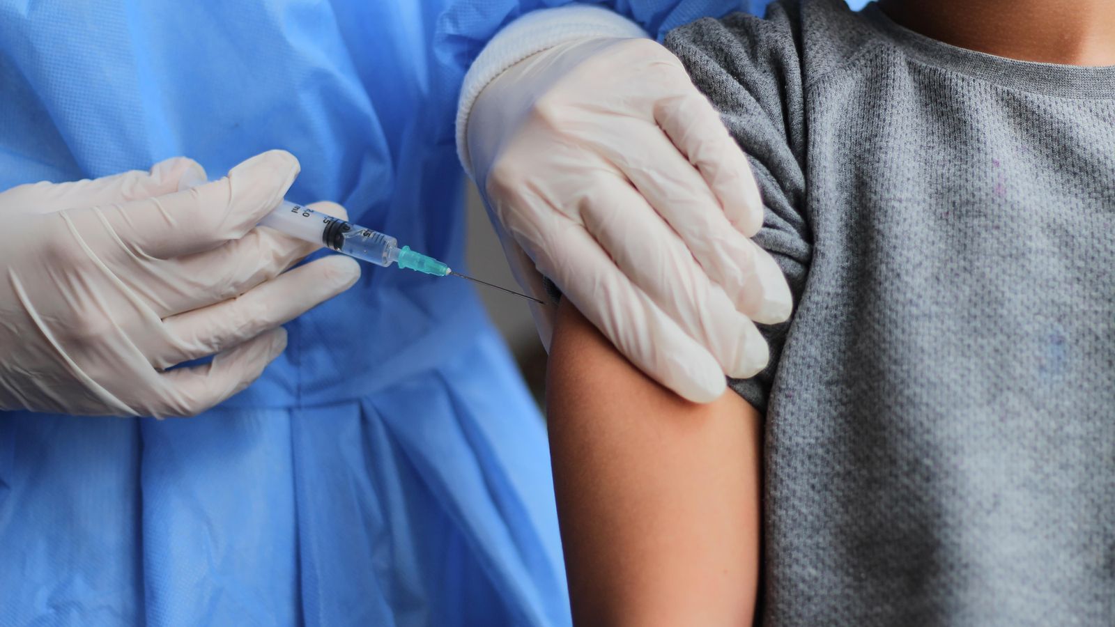 Imatge de personal sanitàri inoculant una vacuna a un infant